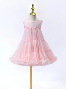 Détail d'une robe tutu rose en tulle multicouche avec corsage plissé en cœur sur mannequin