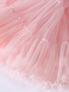 Vue détaillée du tissu en tulle rose multicouche de la robe tutu de Saint Valentin