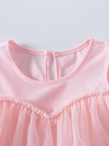 Détail de l'encolure de la robe tutu rose avec tissu tricoté et couches de tulle doux