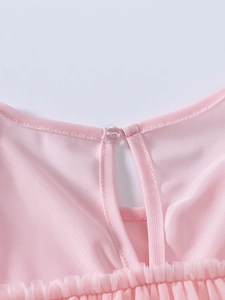 Détail de la robe tutu rose pour filles avec bouton au dos et volants en maille fine