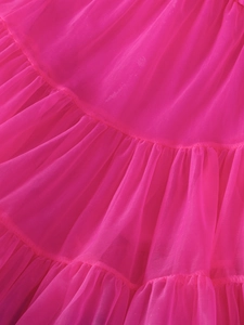Détails rapprochés des volants en tulle rouge rose superposés pour robe tutu fille