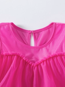 Détail du col d'une robe tutu rose pour filles avec tulle et fermeture à bouton dos