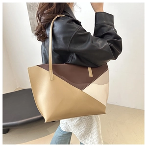 Vista laterale dettagliata della borsa tote tricolore indossata da una modella