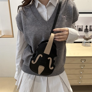 Bolso bandolera creativo con forma de violín en cuero negro usado por modelo