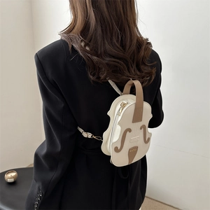 Mochila bandolera minimalista con forma de violín en cuero PU crema y marrón