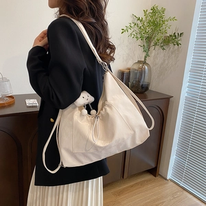Sac à bandoulière beige chic avec cordon de serrage et pendentif nuage peluche