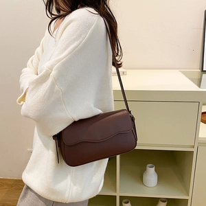 Sac à bandoulière élégant marron foncé avec rabat ondulé pour mode féminine
