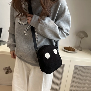 Petit sac bandoulière en velours côtelé noir avec motif cartoon et style minimaliste