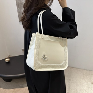 Sac cabas rétro crème en peluche avec patch papillon brodé et bordure en fourrure