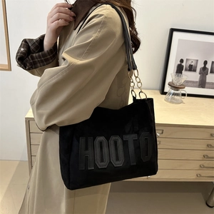 Black canvas tote bag with HOOTO letter print and chain strap for autumn commute wear