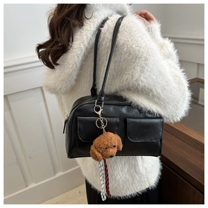Detalle de bolso de hombro de cuero PU negro con bolsillos con solapa y colgante de oso