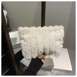 Detail einer weißen Plüsch-Clutch mit vertikal gestepptem Kunstfell für den Winter