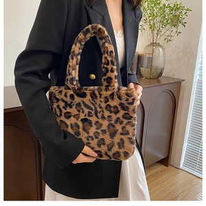 Nahaufnahme der Plüschtasche mit Leopardenmuster, weicher Kunstpelz-Textur und Henkeldetails