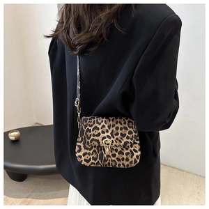 Détail du sac bandoulière léopard avec boucle fer à cheval dorée et sangle réglable