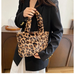 Leopardenmuster-Handtasche aus Kunstpelz mit schwarzem Blazer für einen schicken Look