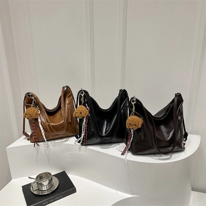 Borse tote vintage minimaliste in marrone e nero con ciondoli a forma di cucciolo
