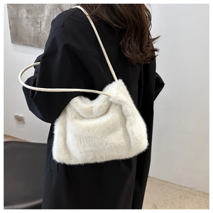 Detail einer weichen weißen Plüschtasche mit schlankem Leder-Schultergurt