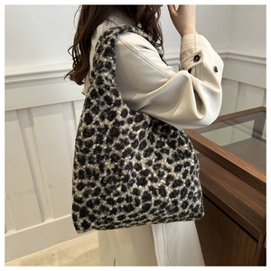 Vue latérale du grand sac cabas en laine à motif léopard avec une texture douce