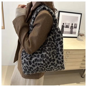 Détail d'un sac cabas en fausse fourrure à imprimé léopard avec texture douce