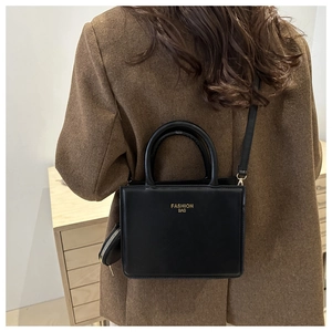 Sac cabas carré noir en cuir PU avec lettrage doré et porte-monnaie sur veste marron