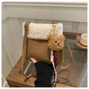 Détail du sac seau bandoulière en similicuir marron avec bordure en peau de mouton