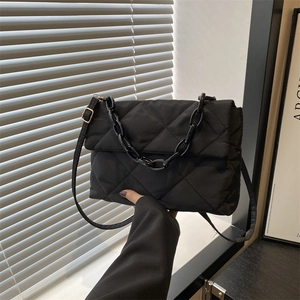 Sac à Épaule Matelassé en PU Motif Losanges Rembourré Avec Décoration de Chaîne Épaisse Sac Carré Décontracté à Rabat pour Femme