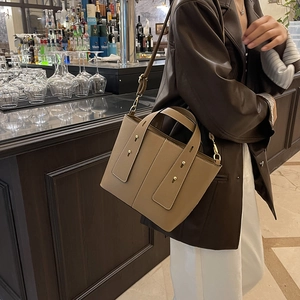 Sac à main en cuir marron kaki avec détails dorés et bandoulière réglable pour femmes