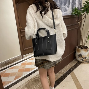 Sac fourre-tout noir minimaliste avec surpiqûres contrastées blanches et bandoulière