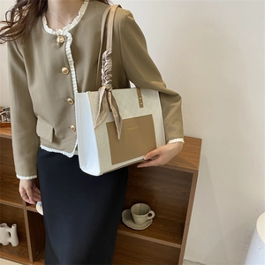 Retro shoulder tote bag in white woven leather with a tan pocket and floral scarf