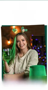 Serre-tête Saint-Patrick avec mini chapeau à paillettes vertes porté par un modèle