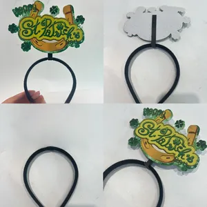 Détail d'un serre-tête Saint-Patrick avec trèfles verts et fers à cheval dorés