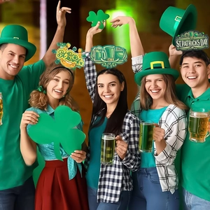 Accessoires de fête de la Saint-Patrick avec serre-têtes trèfle et chapeaux verts