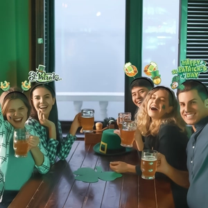 Serre-têtes festifs de la Saint-Patrick avec trèfles verts et chapeaux dorés