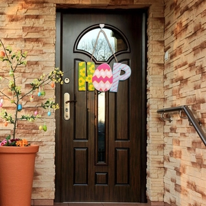 Targa porta pasquale HOP in legno con uovo colorato e fiori per decorazioni festive