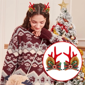 Détails des barrettes bois de renne avec baies rouges et nœuds à carreaux pour Noël