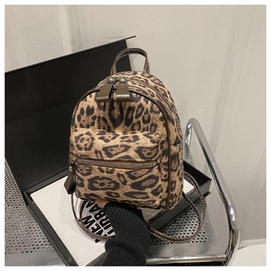 Vue détaillée du mini sac à dos léopard avec plusieurs zips et fines bretelles réglables