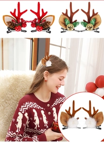 Vue détaillée des pinces à cheveux bois de renne de Noël avec cloches et décor de baies