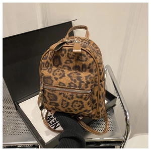 Vue détaillée du mini sac à dos léopard avec poignée en cuir marron et fermeture éclair