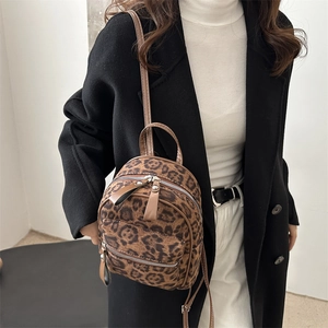 Mini sac à dos léopard pour femme avec lanières en cuir marron et poche avant