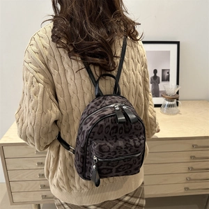 Petit sac à dos vintage léopard avec fermetures argentées et bretelles en cuir