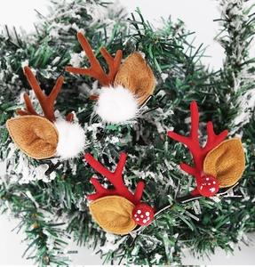 Détails des pinces à cheveux bois de renne en peluche avec clochettes sur sapin de Noël