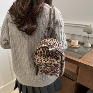 Mini sac à dos léopard pour femme avec languettes en cuir marron et fines bretelles