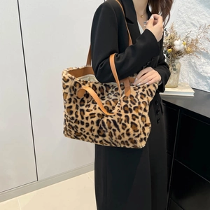 Borsa tote in peluche leopardata con manici in pelle marrone per l'autunno e l'inverno
