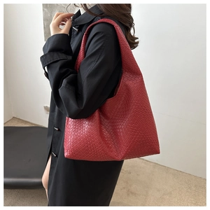 Dettaglio della borsa hobo intrecciata rossa che mostra la trama e il materiale