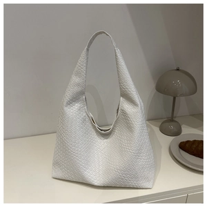 Dettaglio della grande borsa tote bianca con trama in ecopelle goffrata coccodrillo