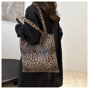Grand sac cabas à imprimé léopard avec longues anses, porté par un mannequin femme