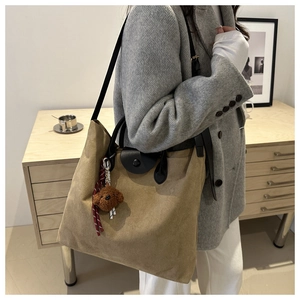 Sac fourre-tout kaki à texture mate, poignées en cuir noir et charm ours en peluche