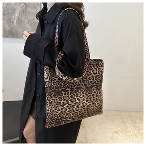 Détail du grand sac cabas à motif léopard porté à l'épaule en toile de qualité
