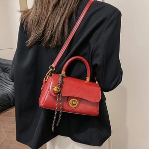 Sac à main vintage rouge de style français avec serrure dorée et pendentif cloche