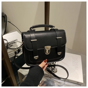 Dettaglio di una borsa a tracolla vintage nera con chiusura a scatto in argento e pelle